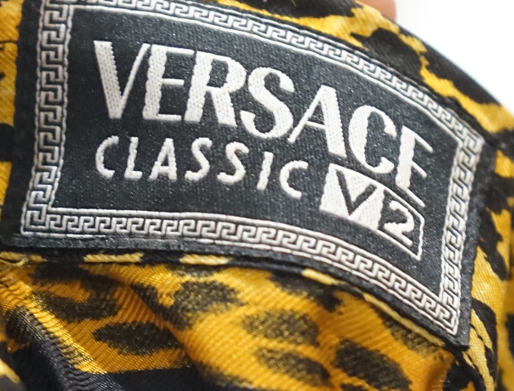 A gentleman's Versace Classic V12 silk shirt, size extra large - Image 4 of 4