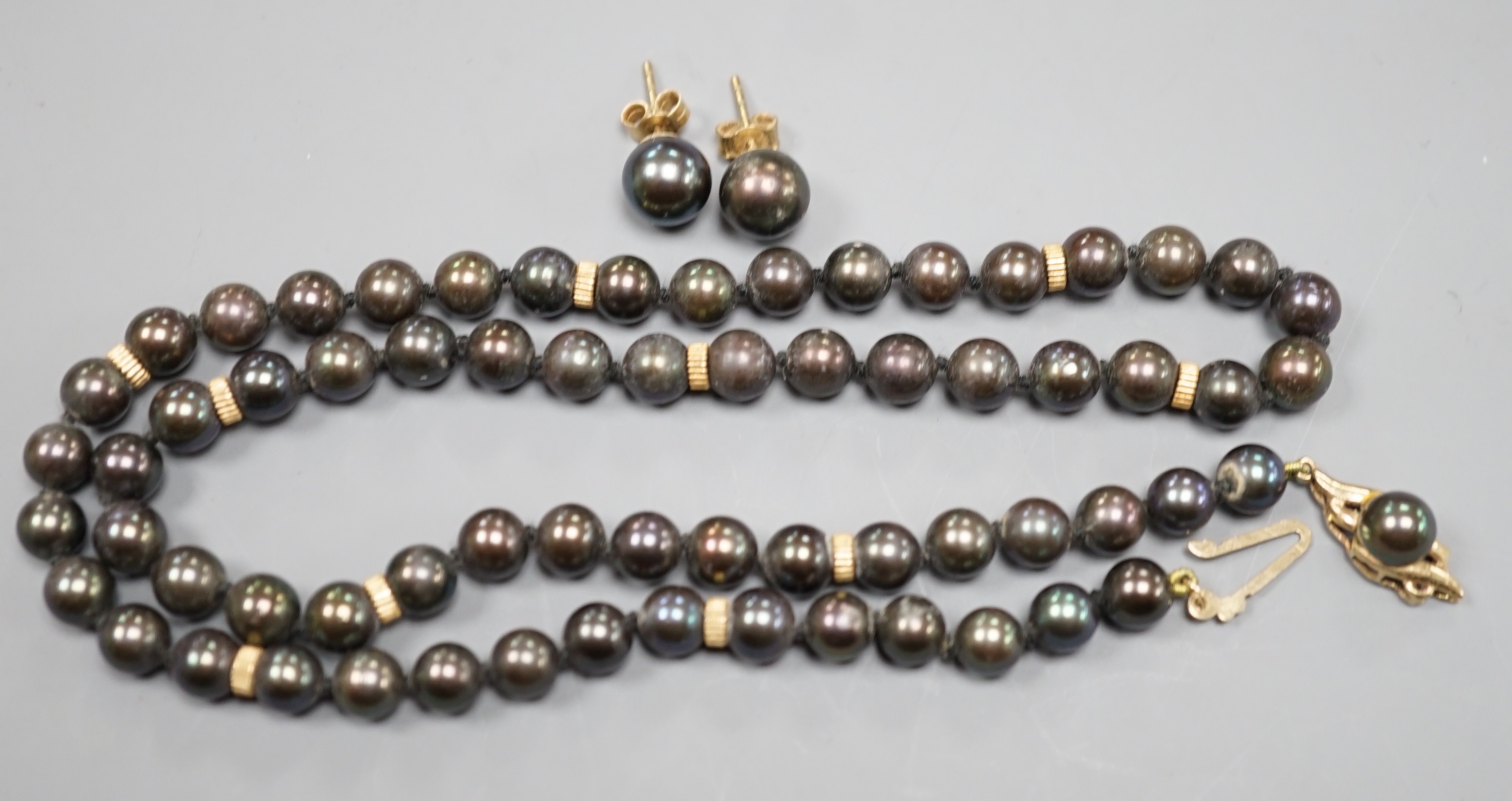 A single strand Tahitian cultured pearl necklace, with yellow metal spacers and a 14k yellow metal - Bild 2 aus 2