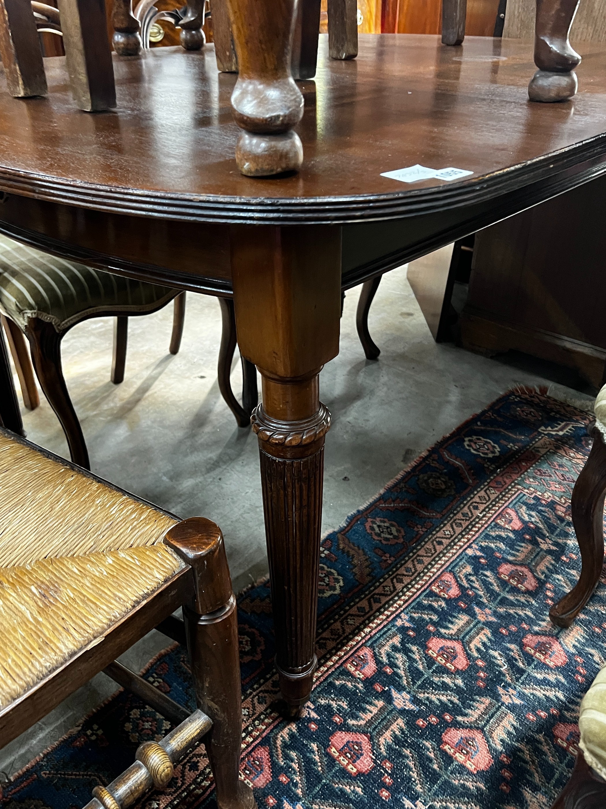 An Edwardian mahogany extending dining table, length 180cm extended, one spare leaf, width 107cm, - Image 4 of 4