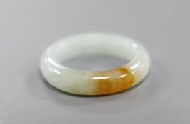 A jade ring, size M, 2.9 grams.