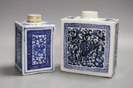 Two Chinese blue and white tea canisters, 19th century, 14cms high