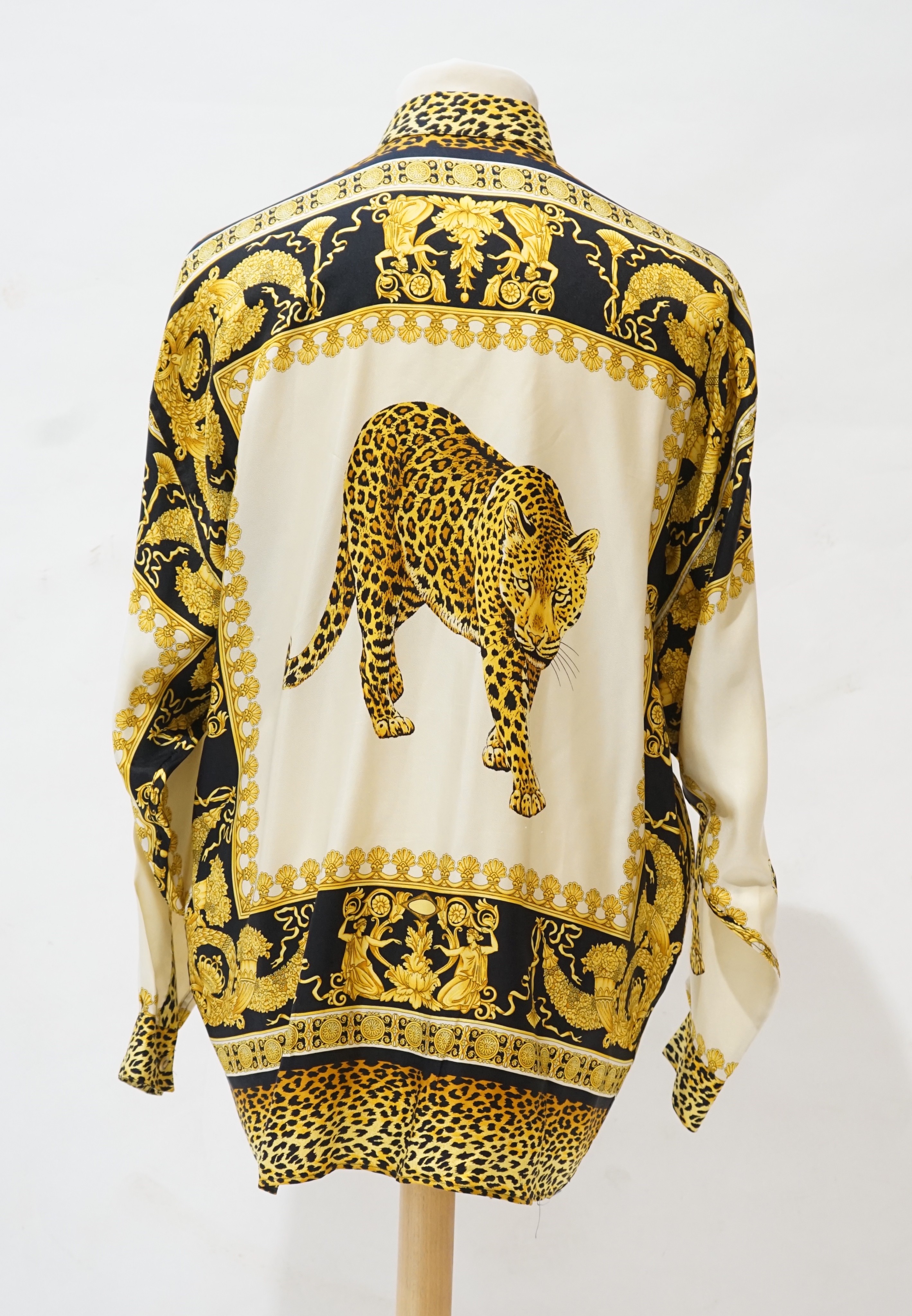 A gentleman's Versace Classic V12 silk shirt, size extra large - Image 3 of 4