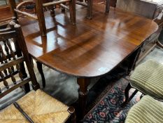 An Edwardian mahogany extending dining table, length 180cm extended, one spare leaf, width 107cm,