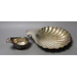An Edwardian silver shell shaped dish, Atkin Brothers, Sheffield, 1904, 28.1cm and a silver