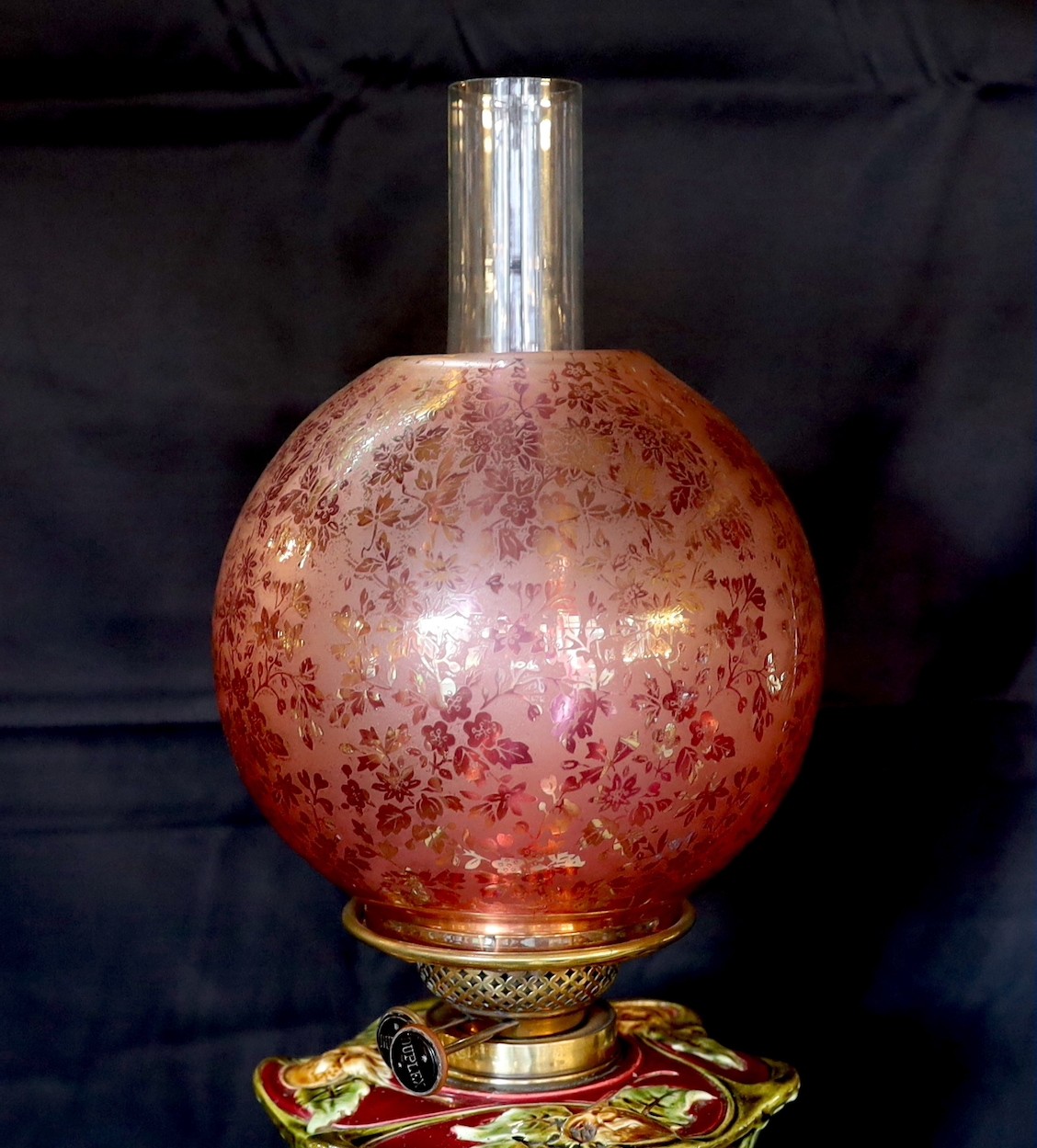 An Edwardian brass telescopic oil lamp standard, with later edged cranberry glass shade and duplex - Image 4 of 4