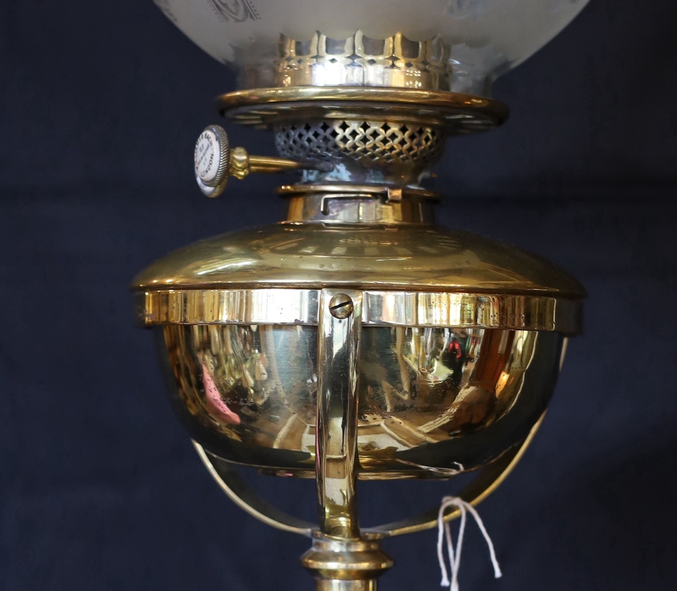 A Victorian brass Regency style Corinthian column telescopic oil lamp standard, with later etched - Image 4 of 4