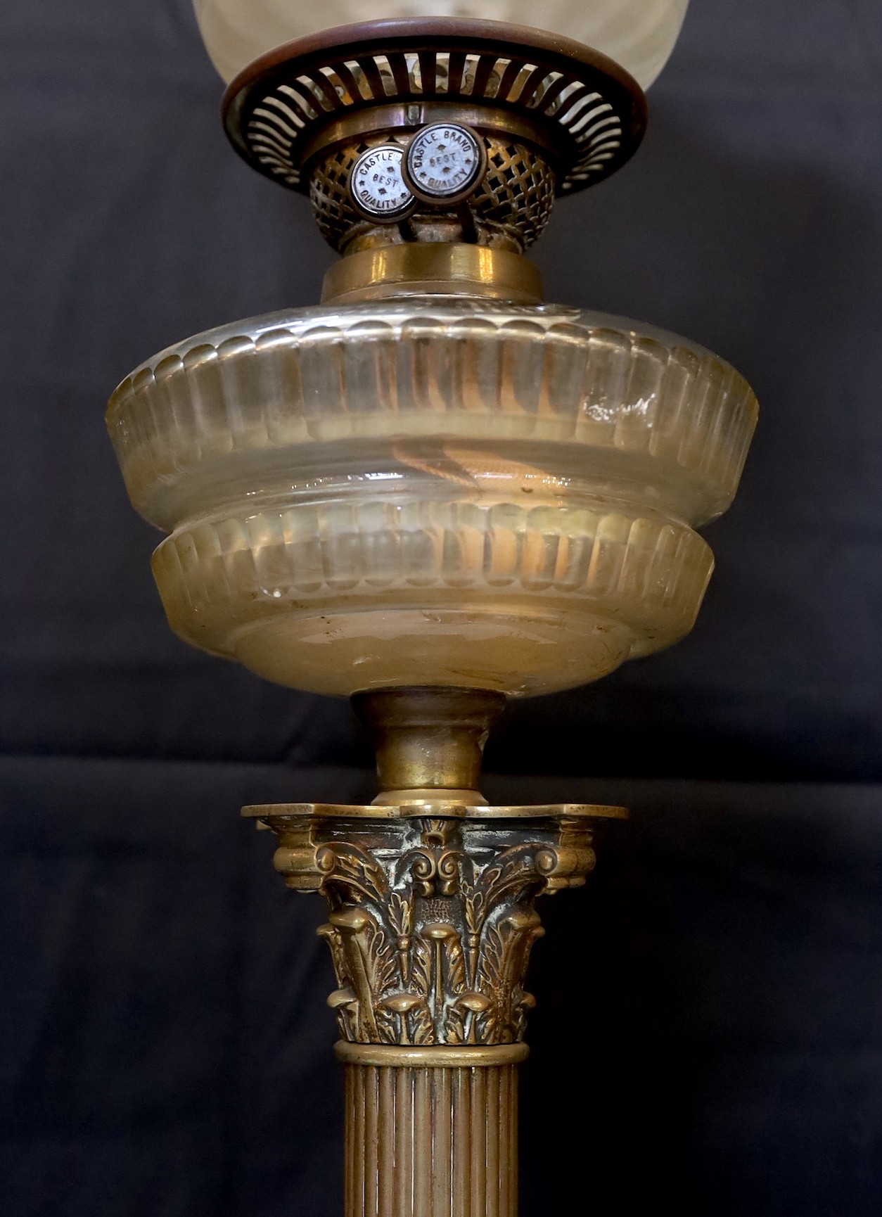 An Edwardian brass Corinthian column oil lamp with cut glass reservoir, Castle Brand mechanism and - Image 4 of 5