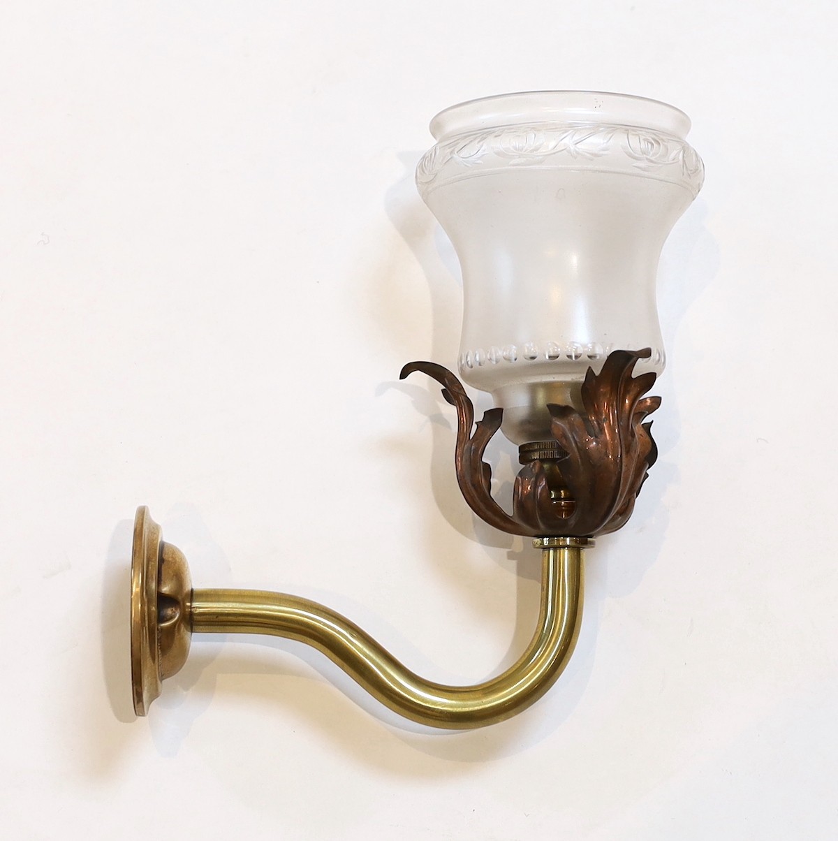 An English Arts & Crafts copper and brass wall light with cut and frosted glass shade, 22cm - Image 4 of 5