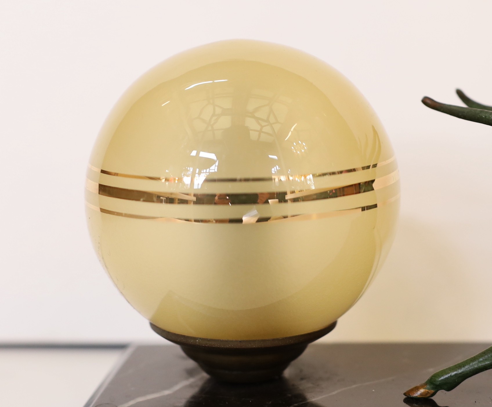 An Art Deco French bronze spelter and marble gazelles table lamp with etched spherical shade, height - Image 3 of 4