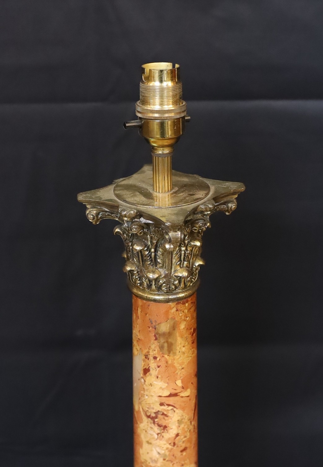 An Edwardian gilt brass and rouge marble Corinthian column table lamp, height 52cm - Image 5 of 5