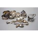 An Edwardian silver mustard pot, Birmingham, 1905, a set of six 'Onslow' pattern silver teaspoons by