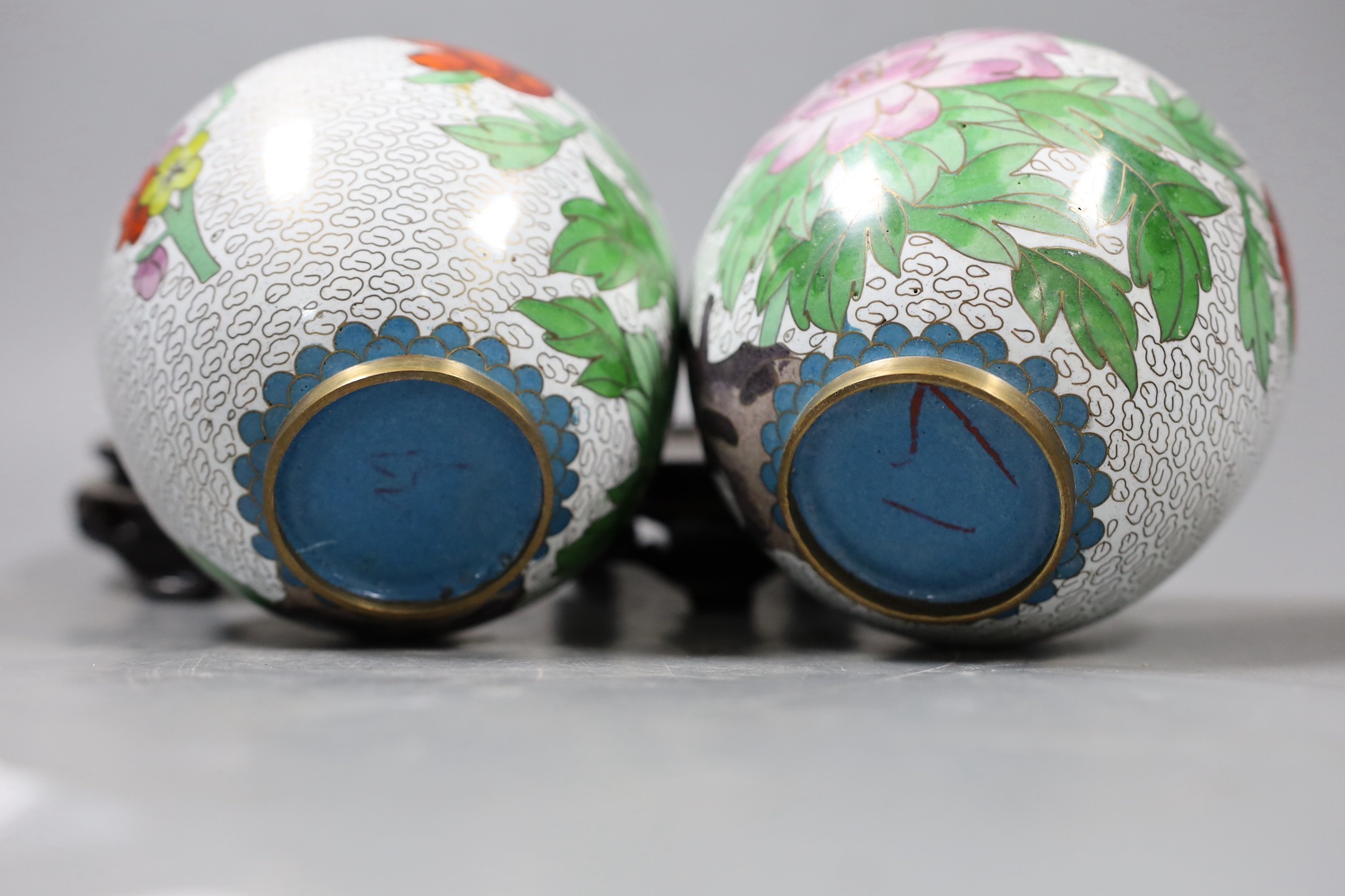 A pair of Chinese cloisonné enamel jars and covers on stands, total height 15.5 cm - Image 5 of 5