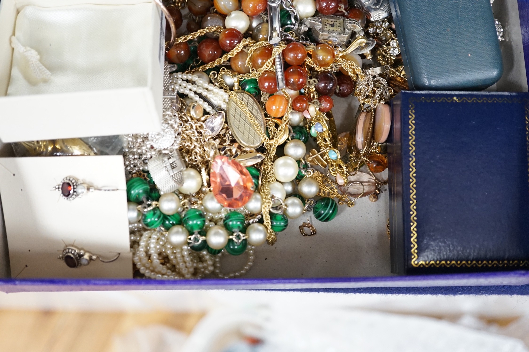 An assortment of costume and other jewellery, including white metal charm bracelet, 925 pendant on - Bild 4 aus 4