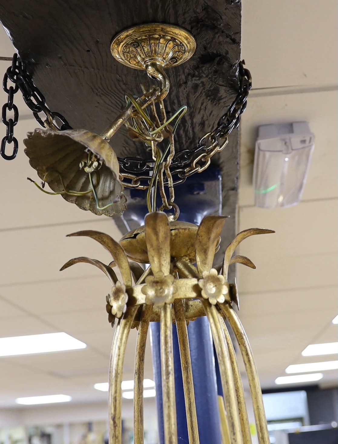 A gilt metal six light basket shaped ceiling chandelier - Image 2 of 4