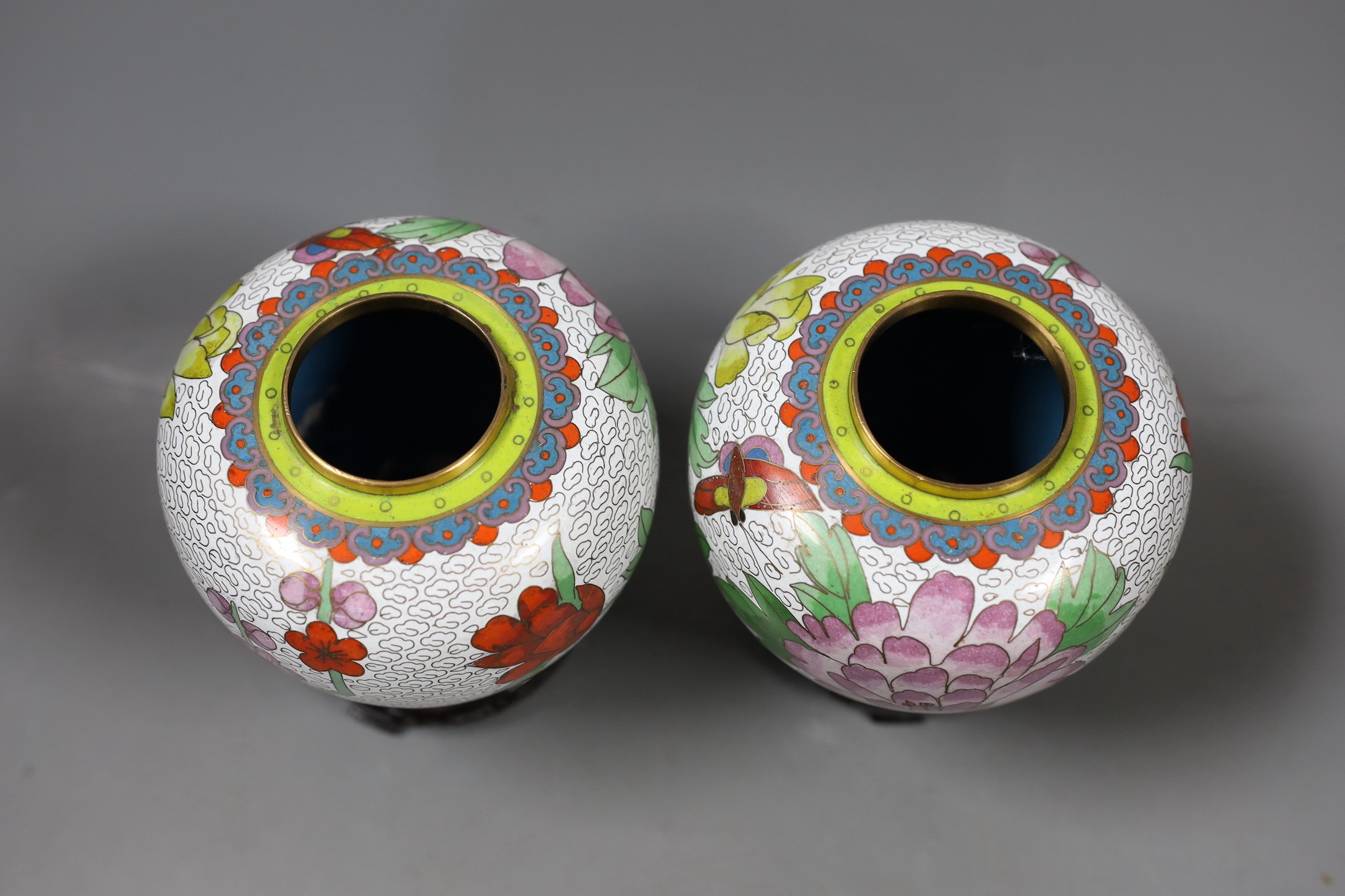 A pair of Chinese cloisonné enamel jars and covers on stands, total height 15.5 cm - Image 4 of 5