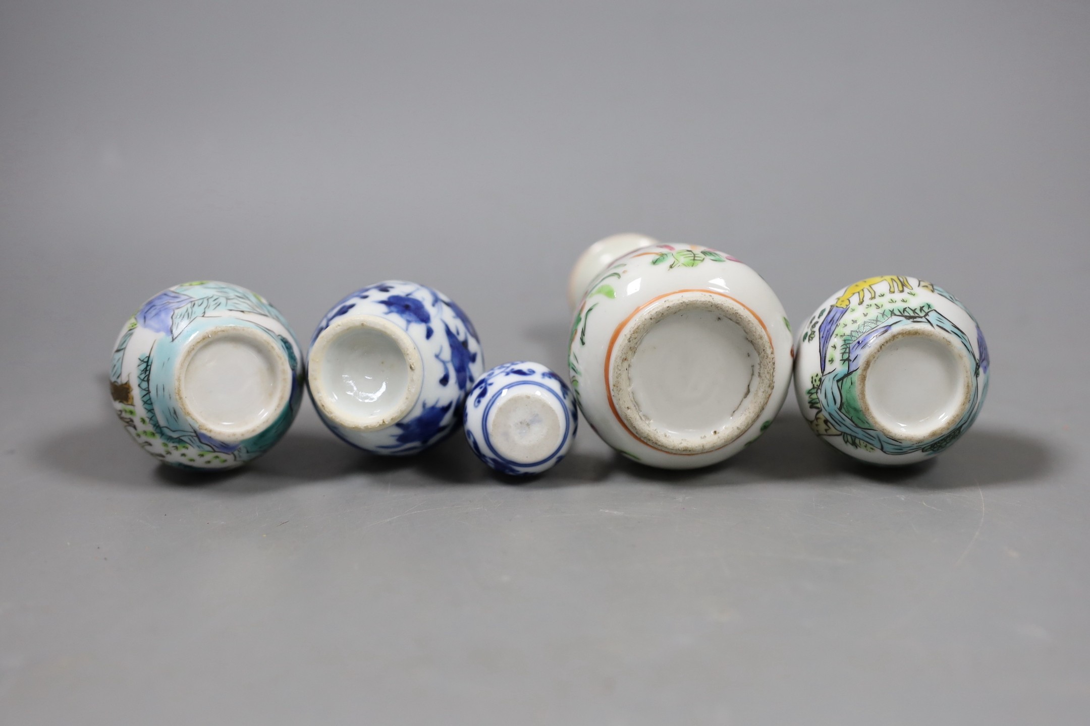 A group of Chinese miniature porcelain bottle vase, 19th/20th century and a Meissen miniature - Image 4 of 4
