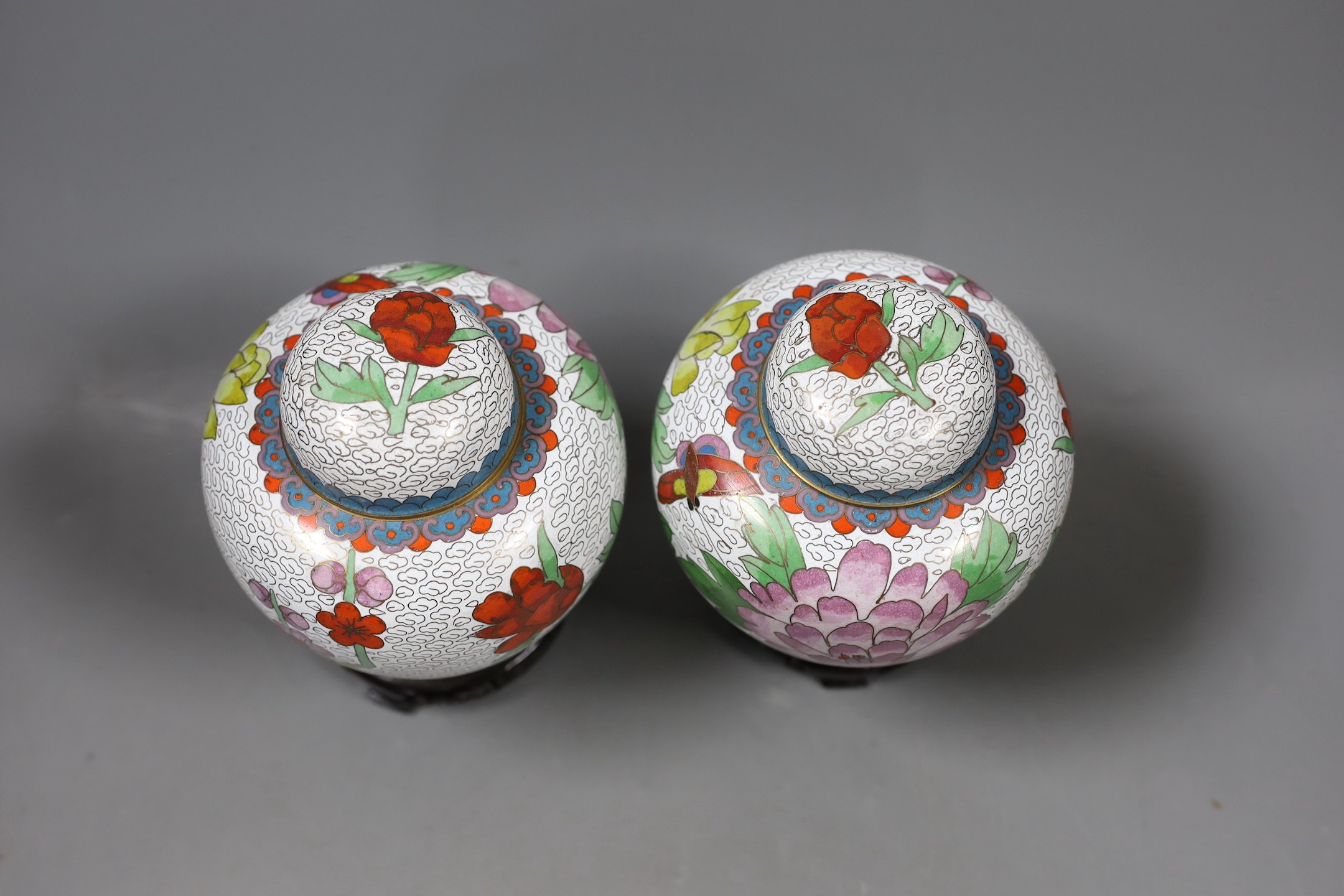 A pair of Chinese cloisonné enamel jars and covers on stands, total height 15.5 cm - Image 3 of 5