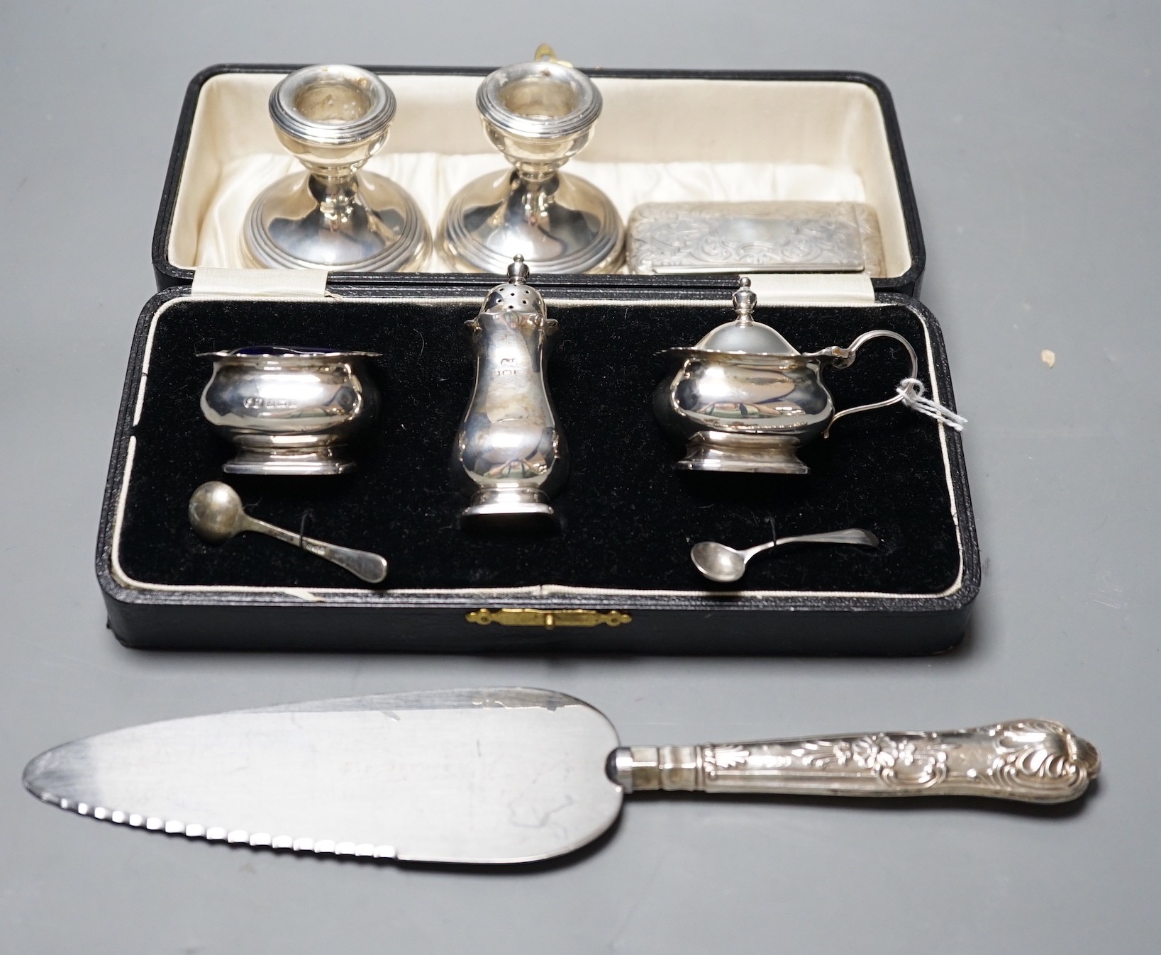 A cased George V silver three piece condiment set, Birmingham, 1930, a Victorian engraved silver