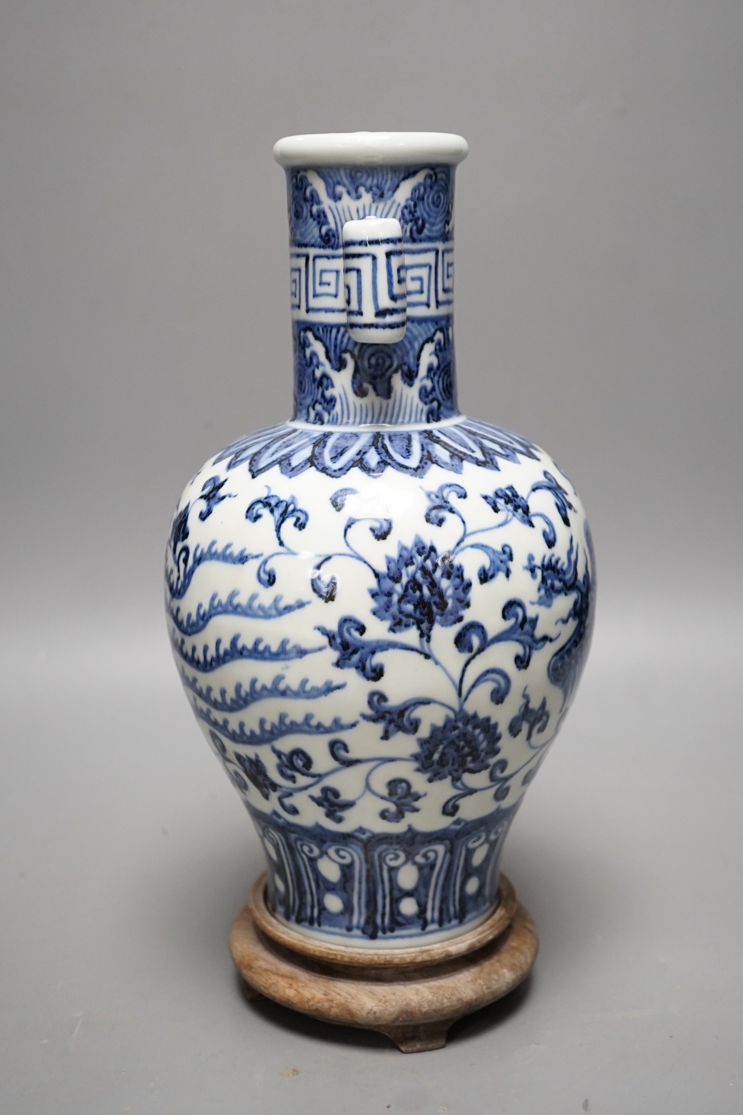 A Chinese blue and white vase on stand, 34cms high - Image 4 of 5