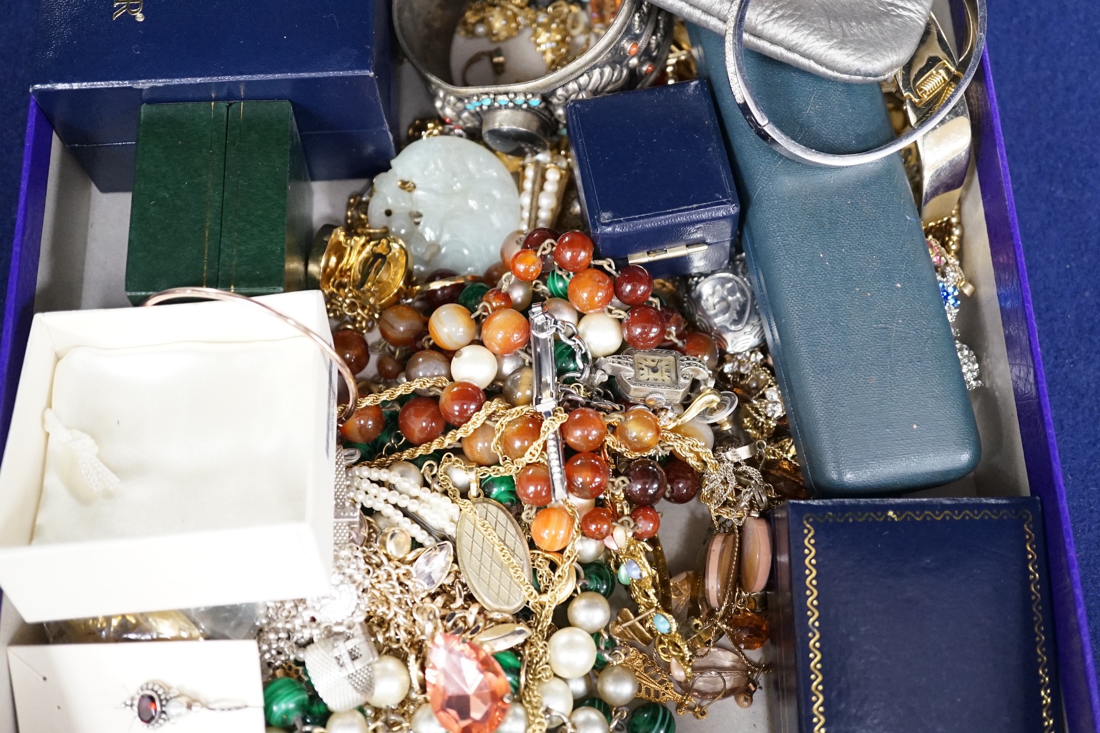 An assortment of costume and other jewellery, including white metal charm bracelet, 925 pendant on - Bild 3 aus 4