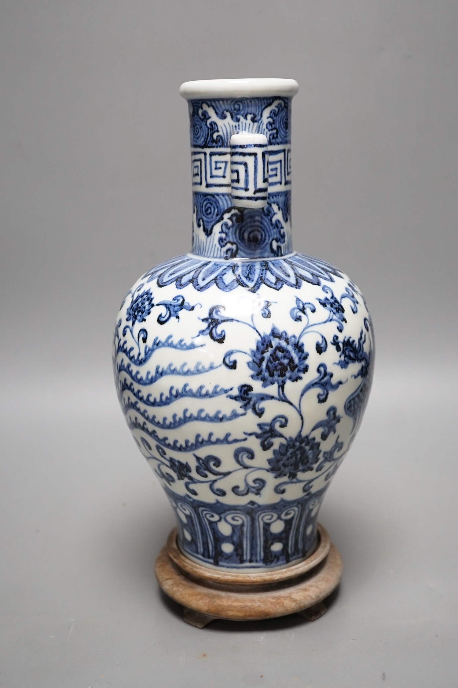 A Chinese blue and white vase on stand, 34cms high - Image 2 of 5