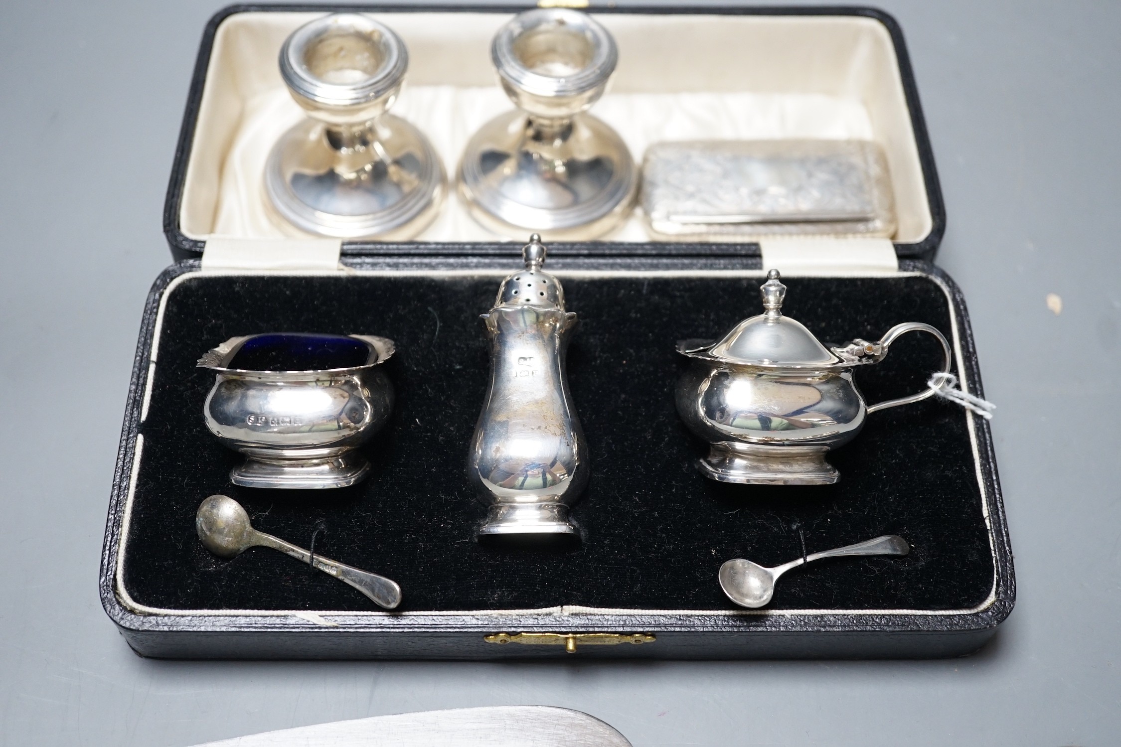 A cased George V silver three piece condiment set, Birmingham, 1930, a Victorian engraved silver - Image 3 of 4