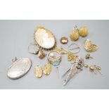 Assorted jewellery including a pair of textured 750 domed earrings, 9.6 grams, silver gilt cameo