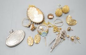 Assorted jewellery including a pair of textured 750 domed earrings, 9.6 grams, silver gilt cameo