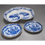A Caughley heart shaped dish, painted with the Weir pattern, 26.5cm and two trays printed with the
