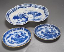 A Caughley heart shaped dish, painted with the Weir pattern, 26.5cm and two trays printed with the