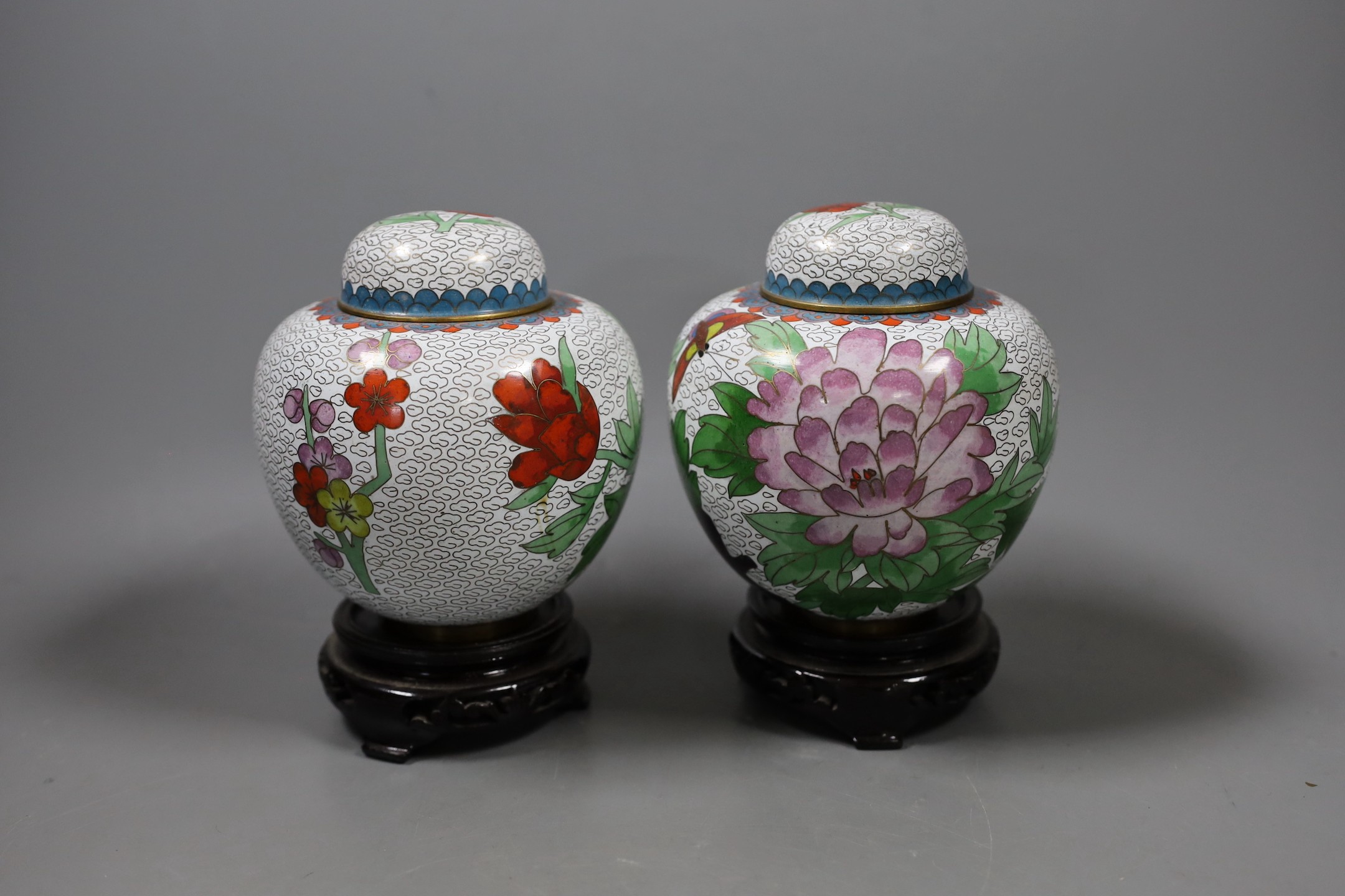 A pair of Chinese cloisonné enamel jars and covers on stands, total height 15.5 cm - Image 2 of 5