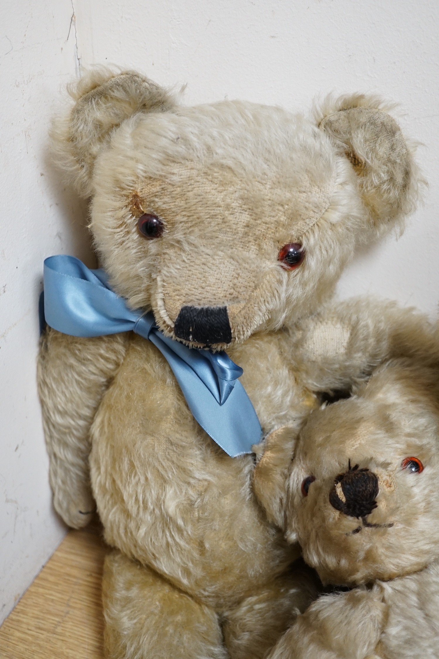 Three mid 20th century teddy bears including one Chad Valley and one Merrythought - Bild 2 aus 4