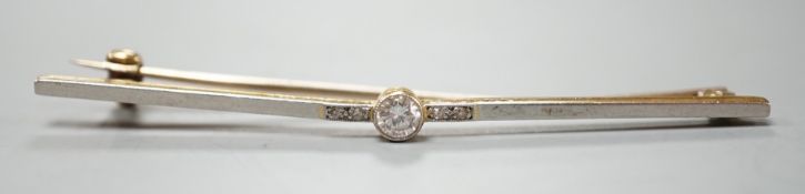 An Edwardian 15ct and single stone diamond set bar brooch, with diamond chip setting, 57mm, gross