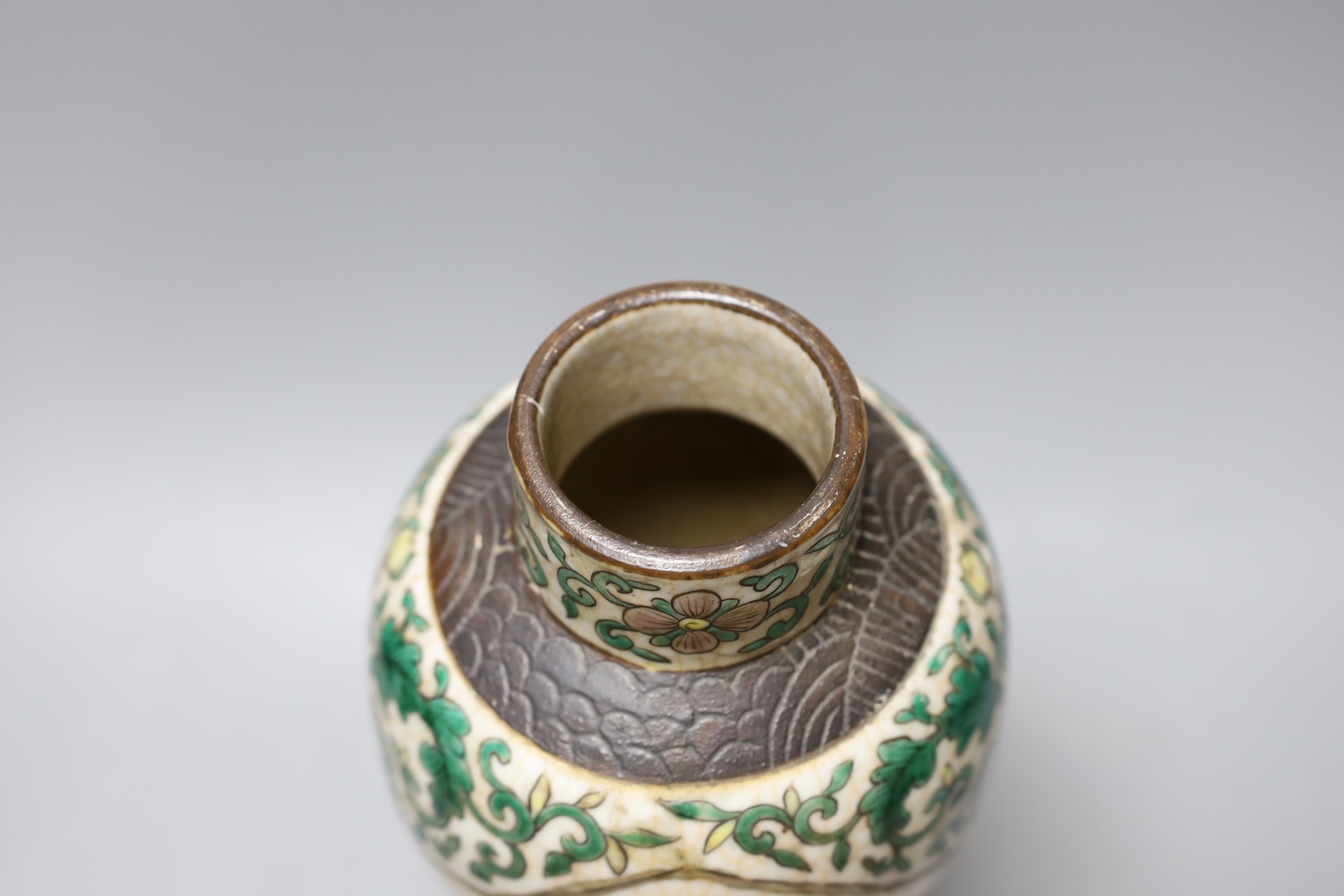A Chinese crackle glaze famille verte vase. 29cm high - Image 4 of 5