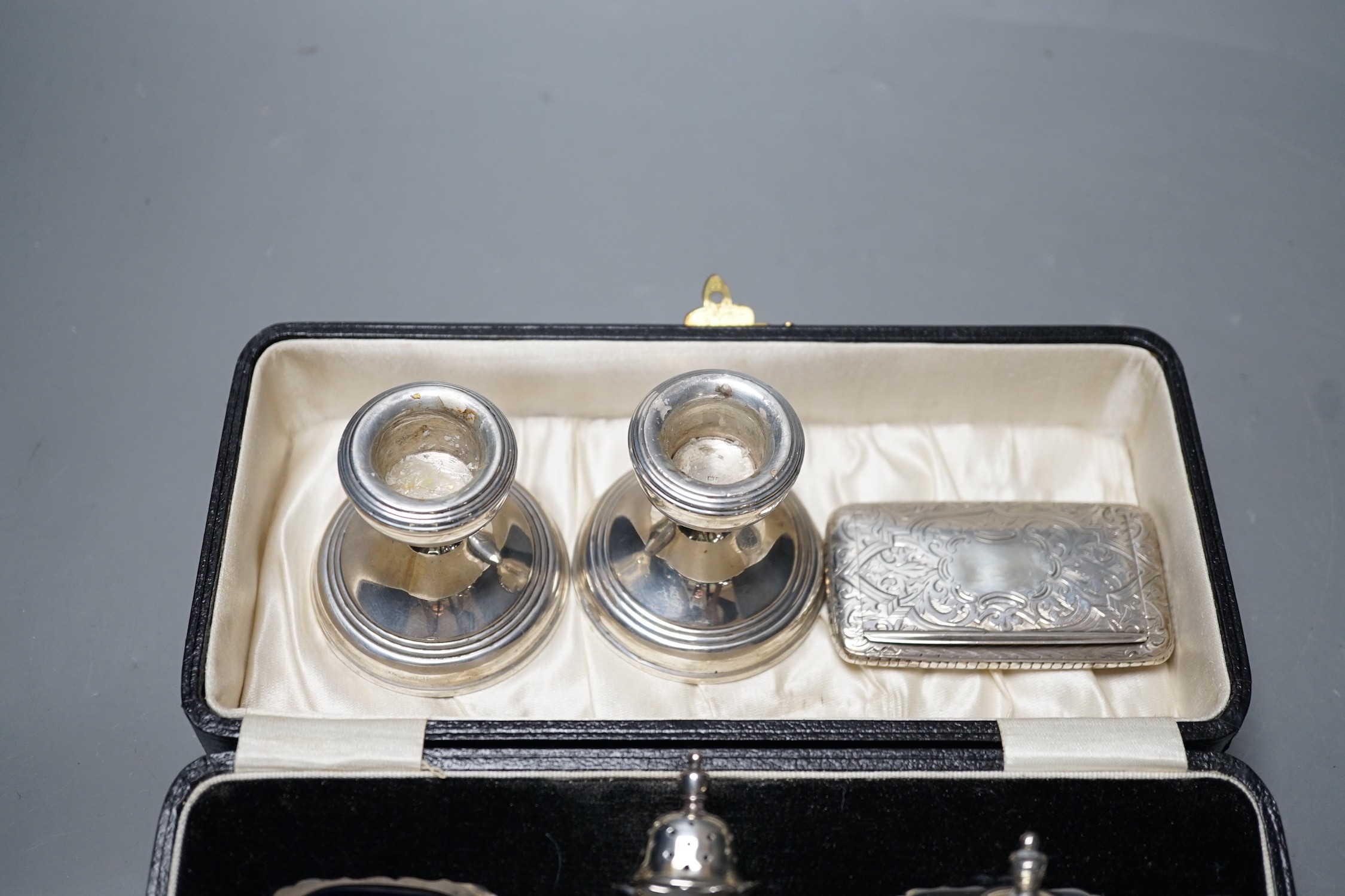 A cased George V silver three piece condiment set, Birmingham, 1930, a Victorian engraved silver - Image 4 of 4