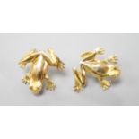 A pair of 750 yellow metal frog earrings, 15mm, 4.9 grams.