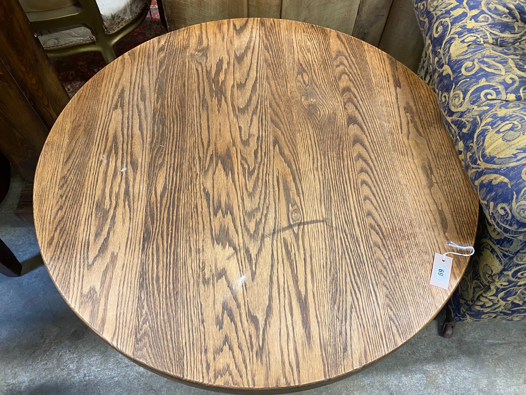 A contemporary circular oak coffee table, diameter 100cm, height 49cm - Image 2 of 2