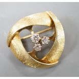 A modern brushed 14k yellow metal and three stone diamond cluster set tri-form brooch, 25mm, gross