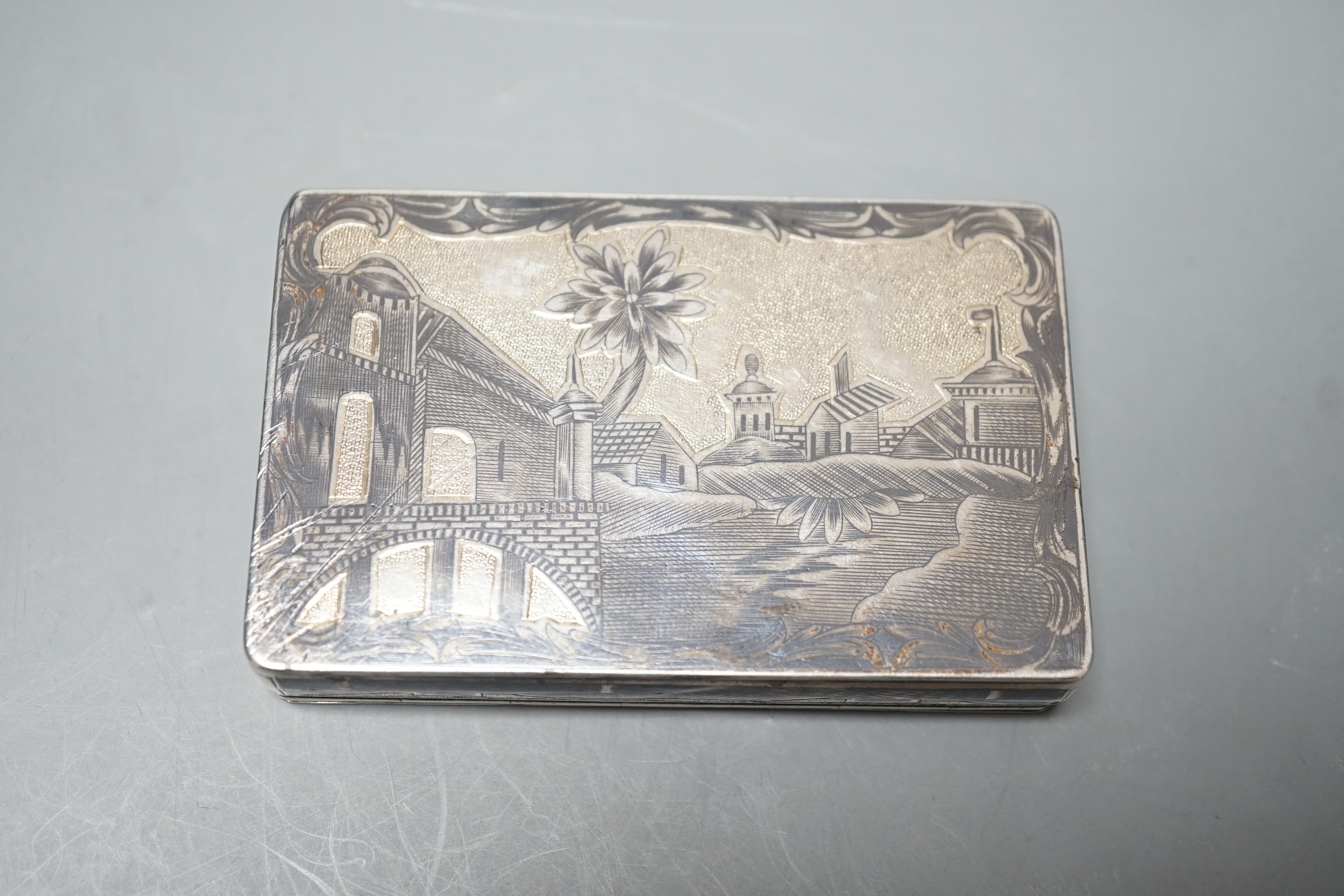 A late 19th century Russian 84 zolotnik and niello snuff box, decorate with figures in a - Image 4 of 4