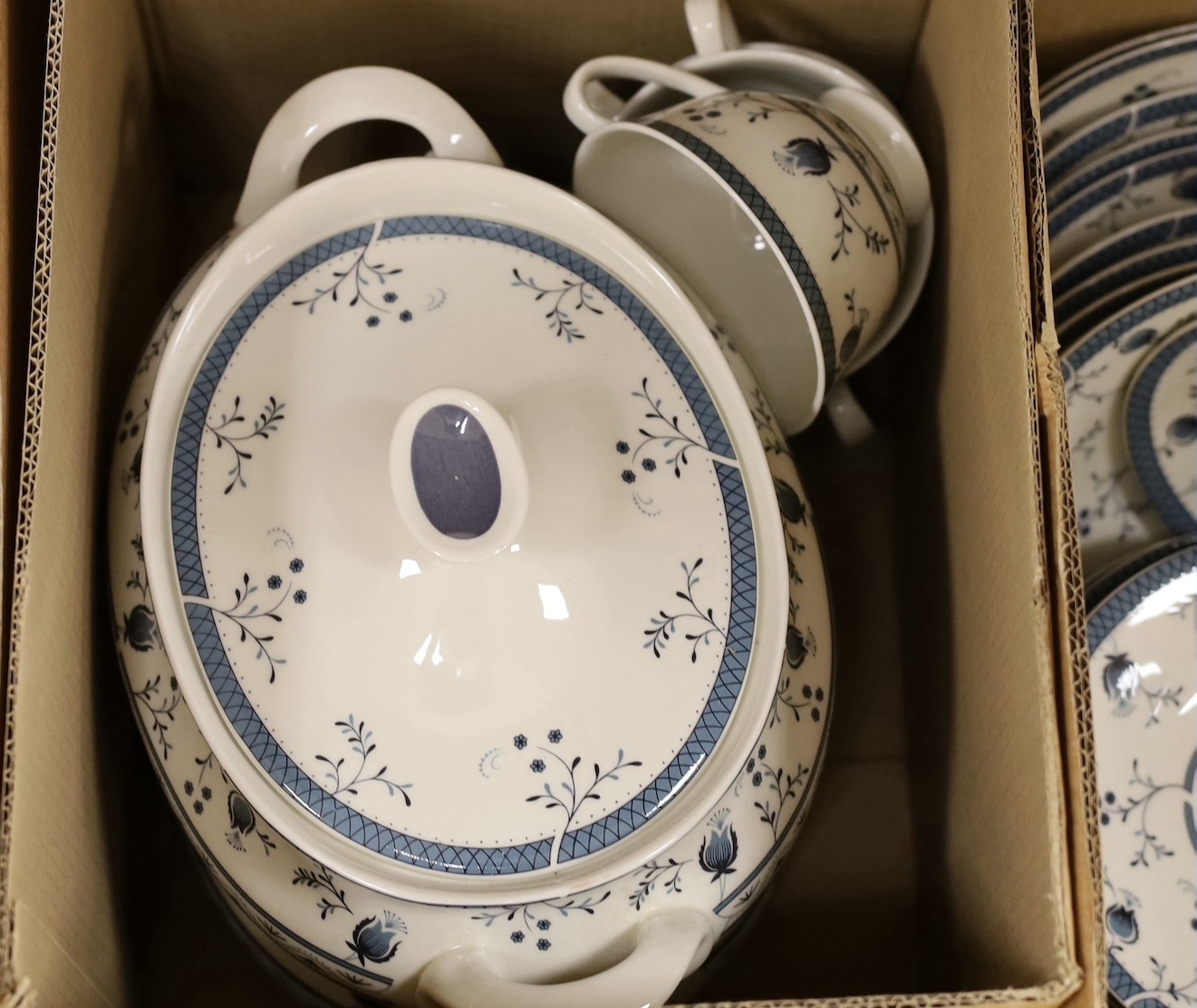 A Royal Doulton dinner and tea service, 76 pieces, Cambridge pattern - Image 3 of 7