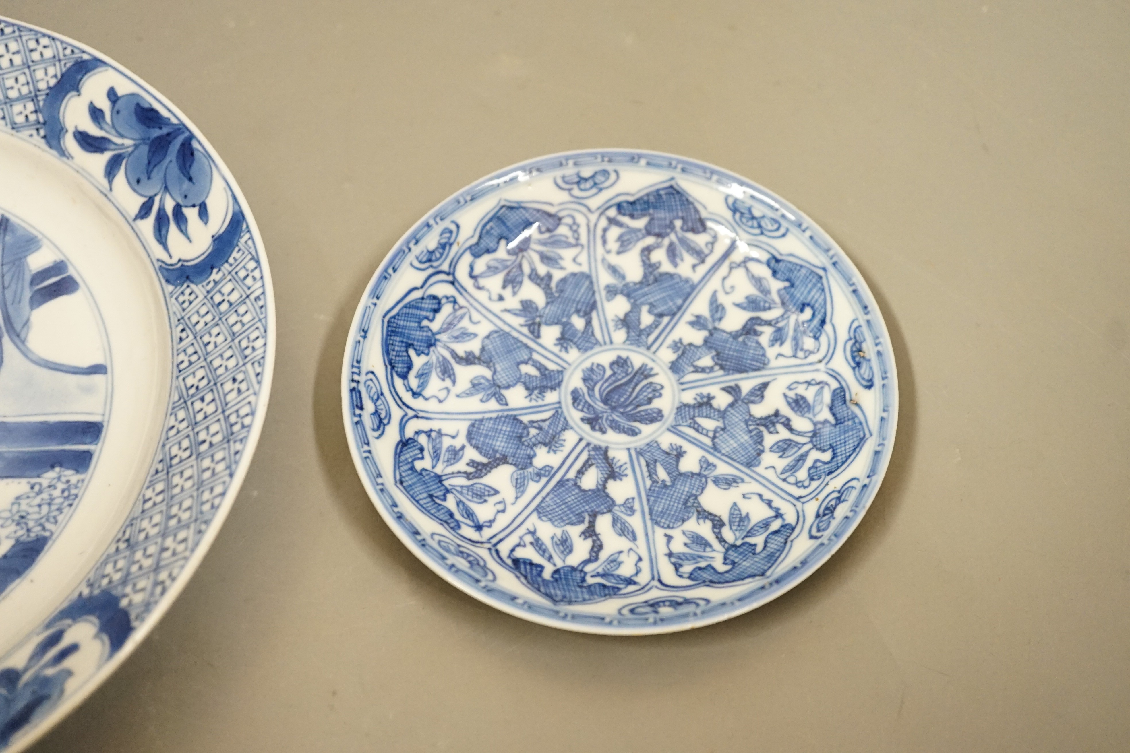 A pair of Chinese dragon dishes, a Kangxi blue and white plate, a Kangxi blue and white dish with - Image 3 of 5