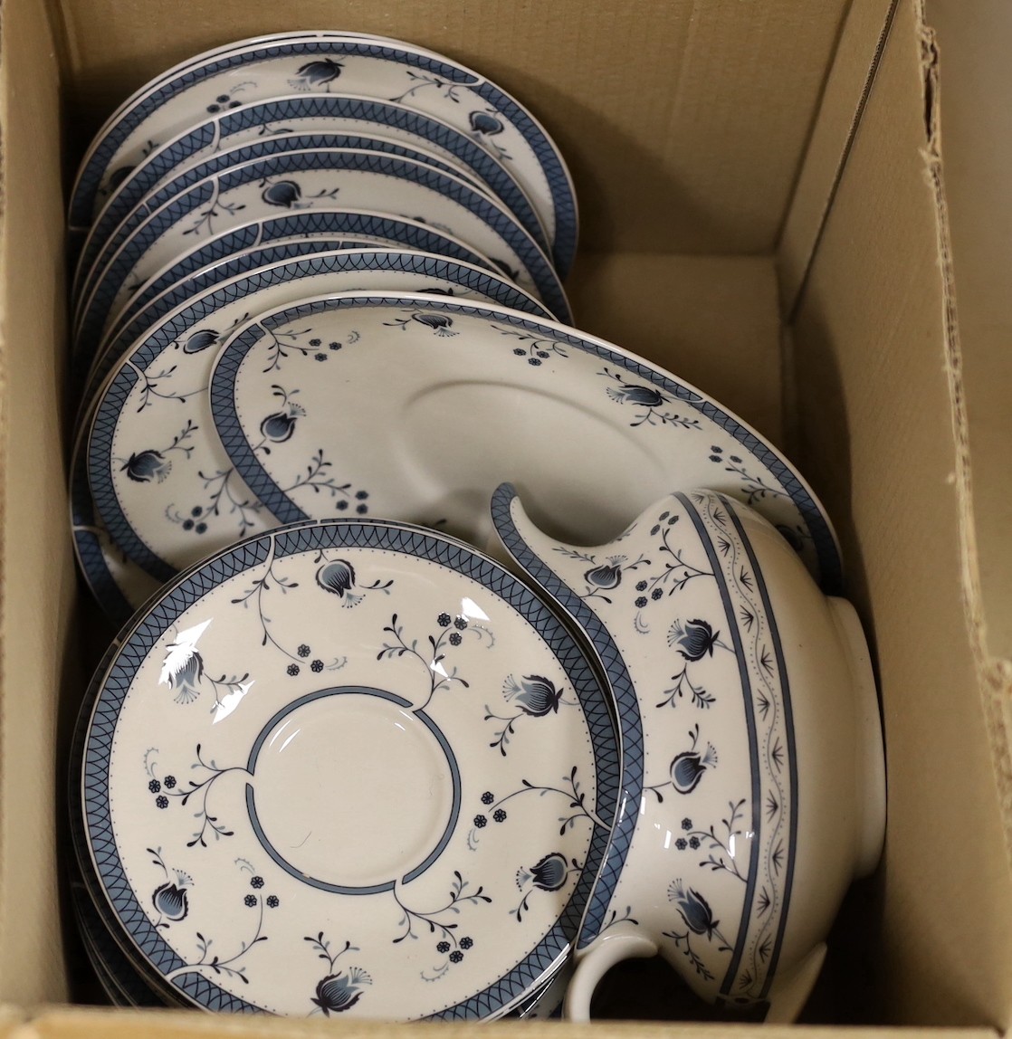 A Royal Doulton dinner and tea service, 76 pieces, Cambridge pattern - Image 4 of 7