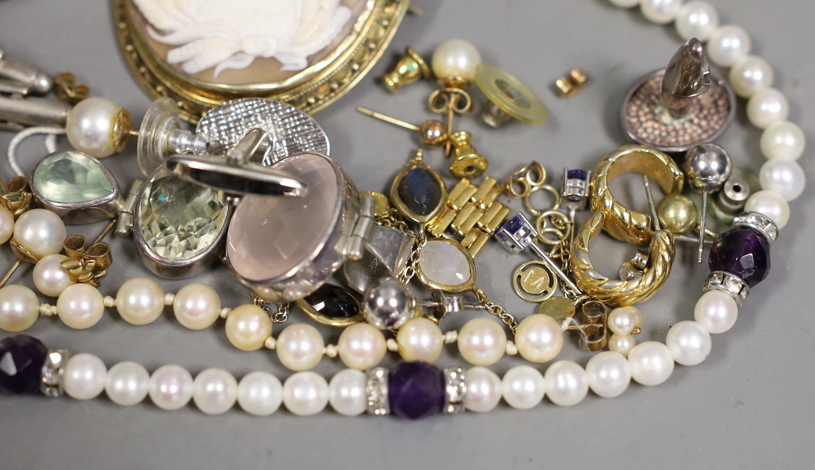 Sundry jewellery including a gilt white metal and gem set bracelet, a quartz set pendant, a 9ct gold - Image 4 of 5