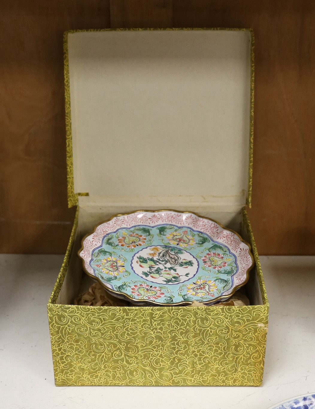 A boxed Chinese Guangzhou enamel comport, 21cm diameter - Image 5 of 5