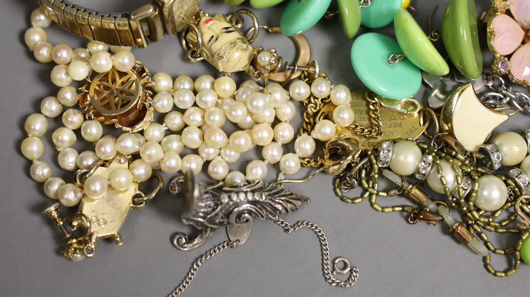 A mixed group of sundry jewellery and other items, including a cultured pearl bracelet(a.f) with 14k - Image 2 of 6