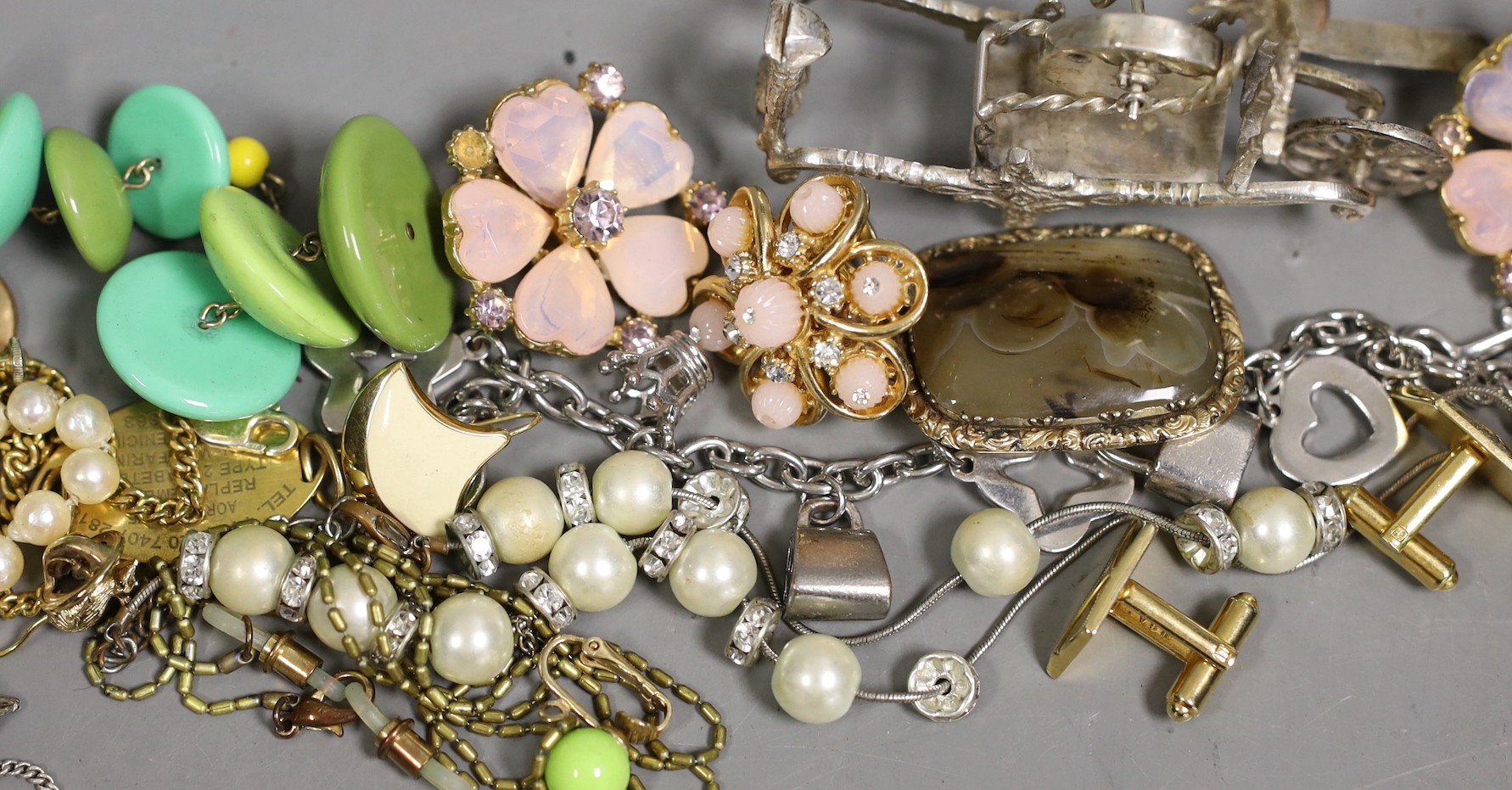 A mixed group of sundry jewellery and other items, including a cultured pearl bracelet(a.f) with 14k - Image 3 of 6