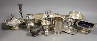 A pair of late Victorian silver sauceboats, Frederick Augustus Burridge, London, 1899, a George V