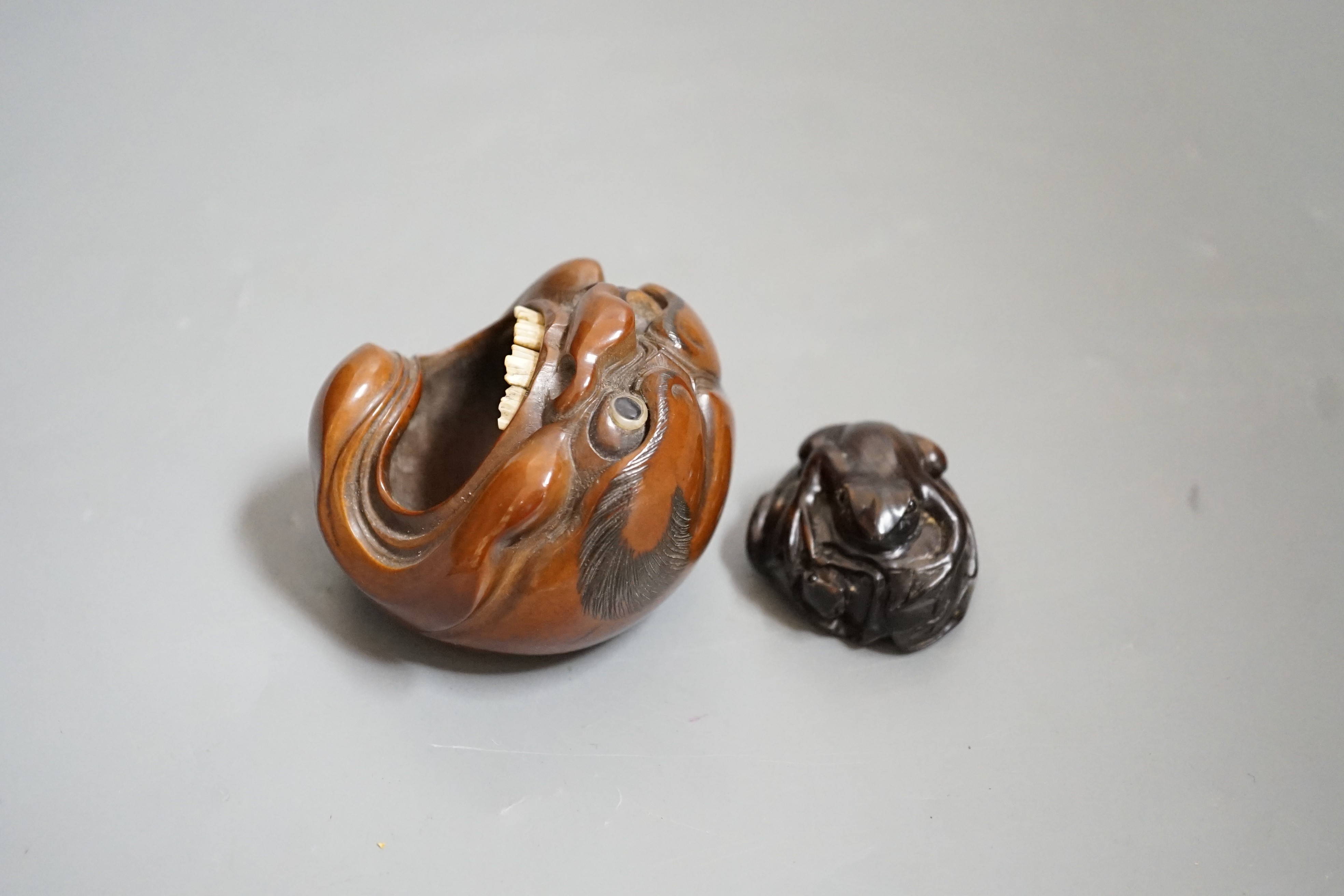 A Japanese mask nut carving wood carving, Meiji period and a netsuke of frogs, marks to bases, - Bild 2 aus 4