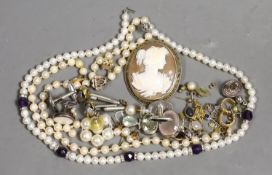 Sundry jewellery including a gilt white metal and gem set bracelet, a quartz set pendant, a 9ct gold
