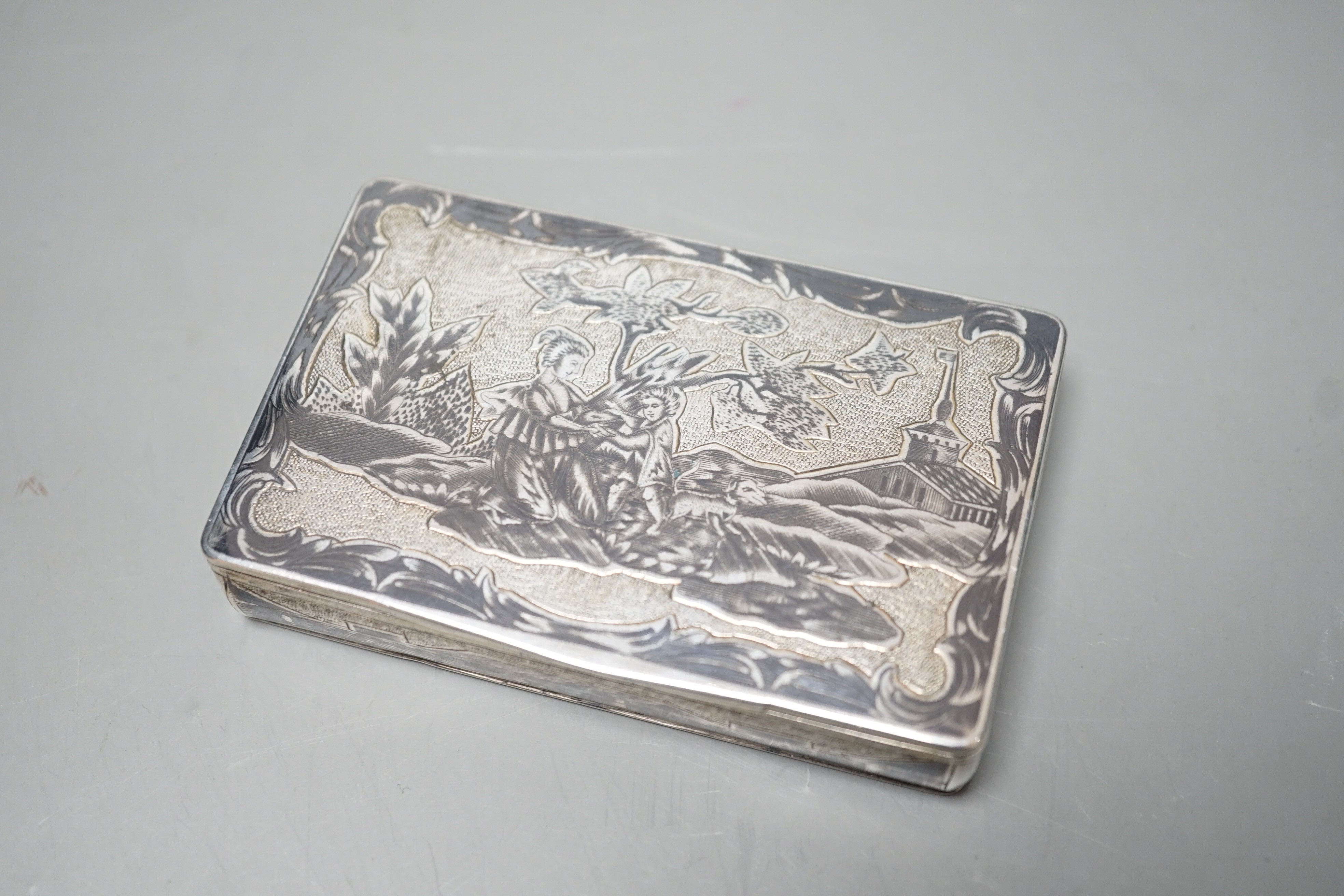 A late 19th century Russian 84 zolotnik and niello snuff box, decorate with figures in a - Image 2 of 4